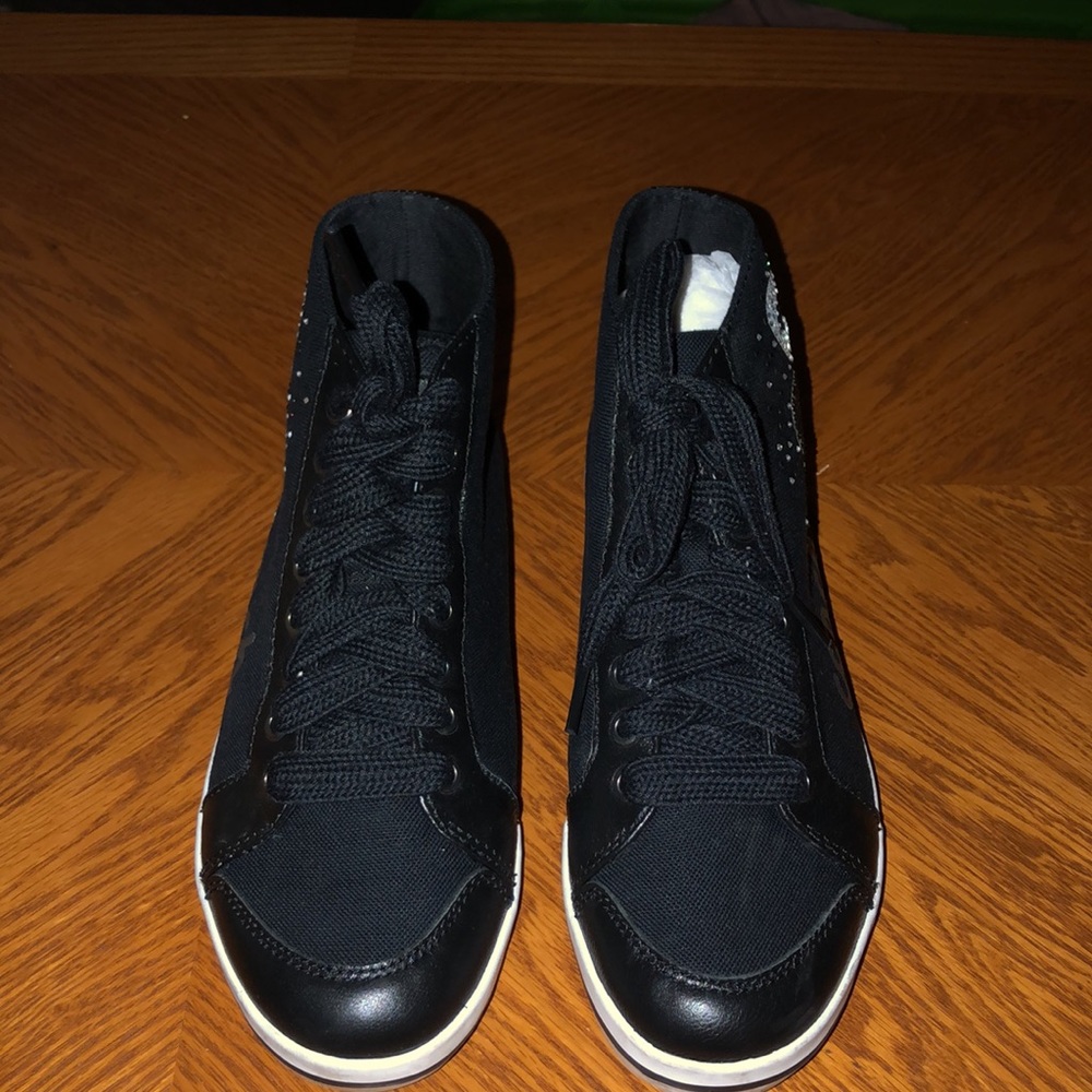 MOVING SALE NO HAGGLING AUTHENTIC COACH BLACK HI TOP LACED UP SNEAKER W/DESIGN.